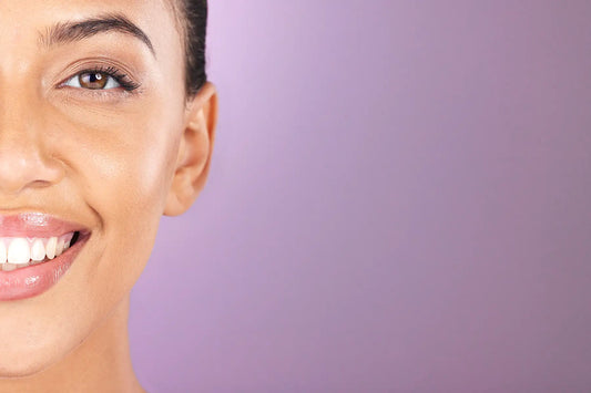 Jumatate de fata de femeie zambind, ten sanatos si luminos