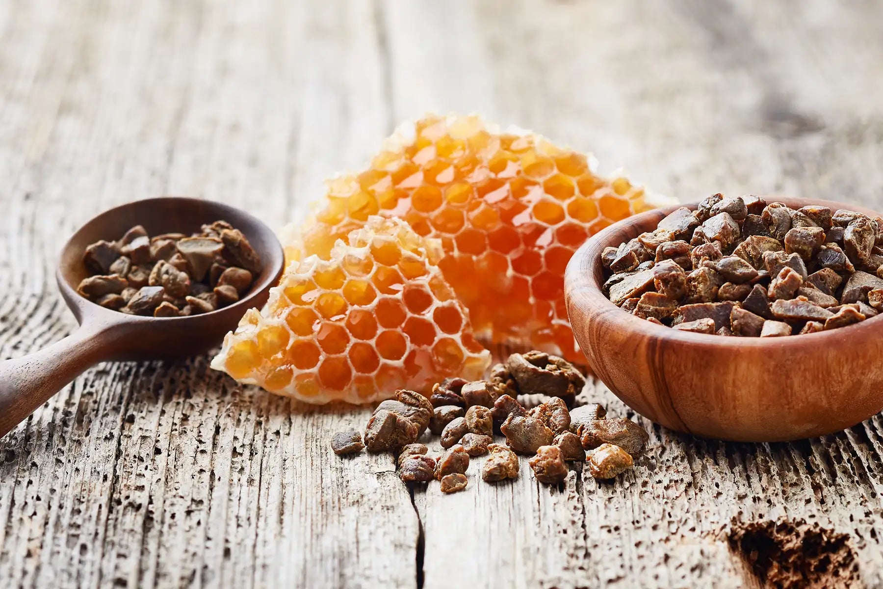 Propolis în cosmeticele coreene: ce face pentru ten și cine ar trebui să îl folosească