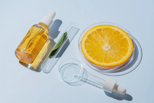 Ser cosmetic cu pipeta alaturi de o felie de portocala