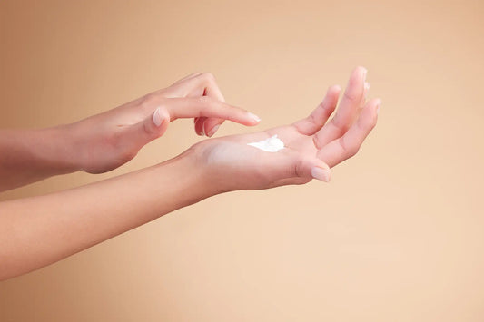 Femeie testand textura unei creme cosmetice in palma