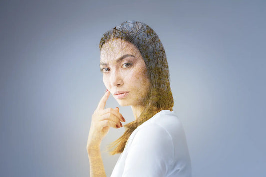 Portret de femeie cu suprapunere de copaci simbolizand ingrijirea naturala